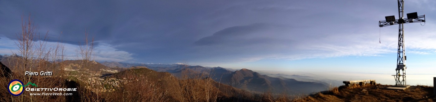 47 Panoramica dalla grande croce del Podona verso Selvino e Val Seriana.jpg